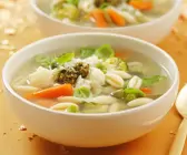 Minestrone mit Pesto und Parmesan