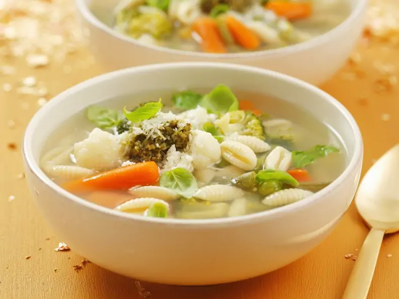 Minestrone mit Pesto und Parmesan