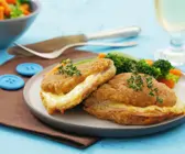 Schnitzel mit Käse-Schinken-Füllung (Cordon Bleu) und Gemüse