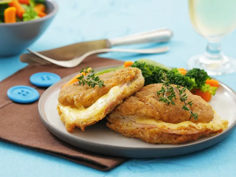 Schnitzel mit Käse-Schinken-Füllung (Cordon Bleu) und Gemüse