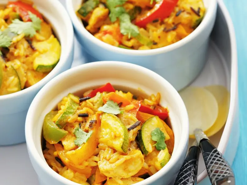 Geflügelcurry mit Paprika und Zucchini