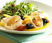 Calamarisalat mit Paprika und Oliven
