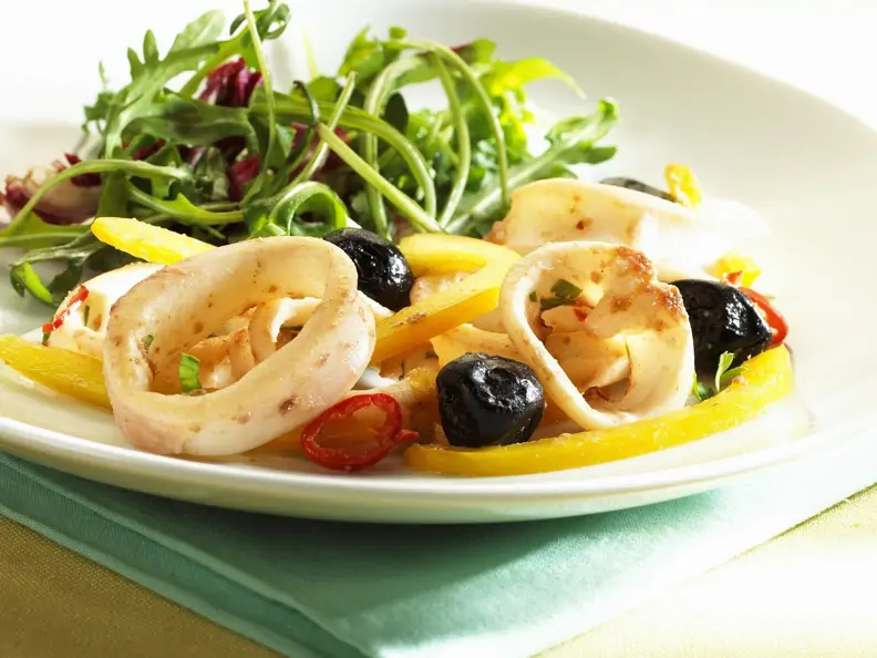 Calamarisalat mit Paprika und Oliven