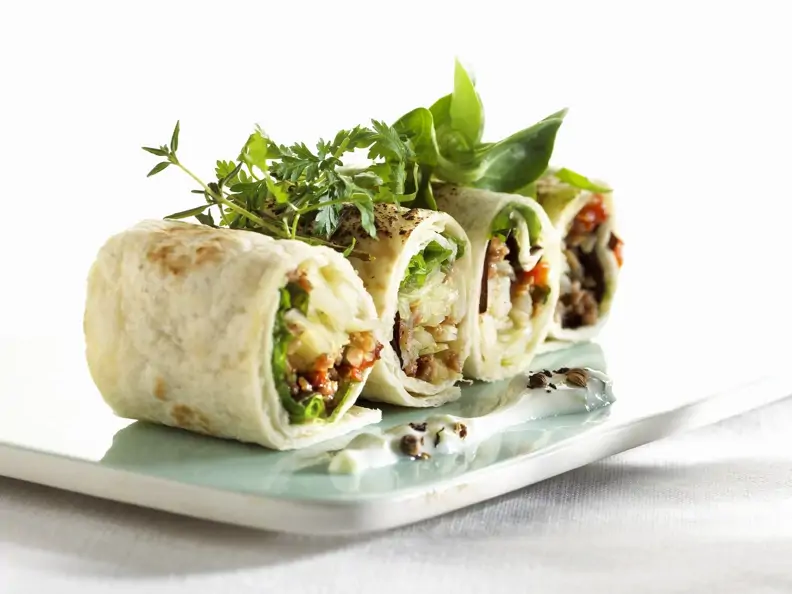 Tortilla gefüllt mit Lamm dazu Tomatensalsa