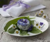 Ziegenkäse mit Bärlauch und Essblüten