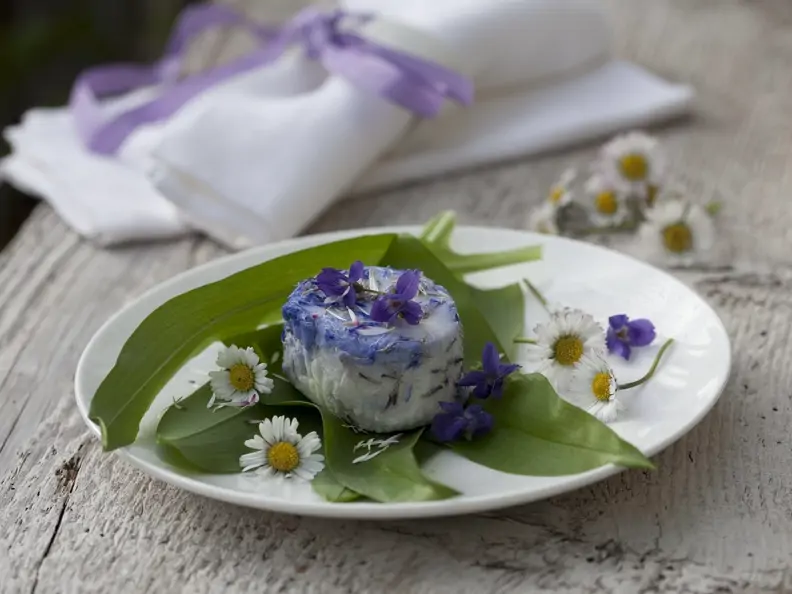 Ziegenkäse mit Bärlauch und Essblüten