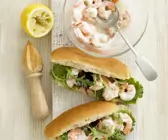 Baguettebrötchen mit Garnelensalat