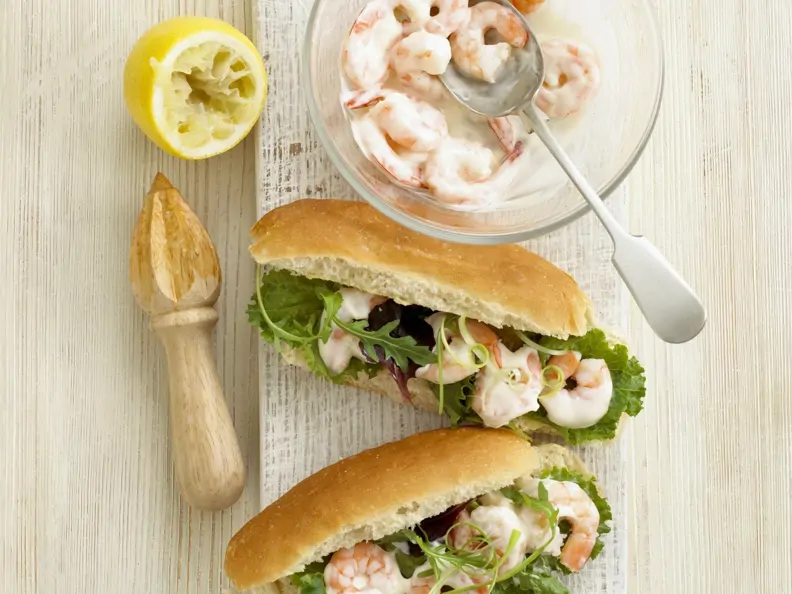 Baguettebrötchen mit Garnelensalat