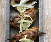 Crostini mit würziger Wurst (Salsiccia) und Senf