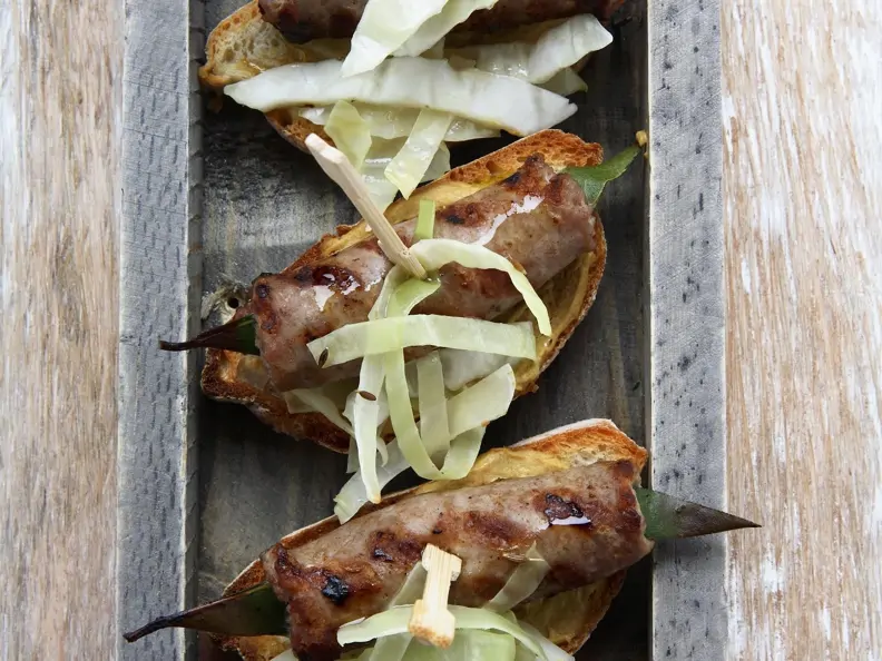 Crostini mit würziger Wurst (Salsiccia) und Senf