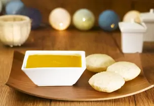Brot nach indischer Art (Puri) mit Mangodip