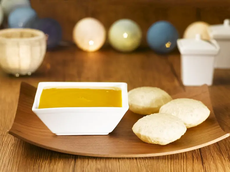 Brot nach indischer Art (Puri) mit Mangodip