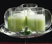 Smoothie aus grünem Tee mit Wasabihaube