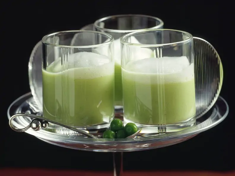 Smoothie aus grünem Tee mit Wasabihaube