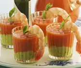 Kalte spanische Gemüsesuppe mit Shrimps