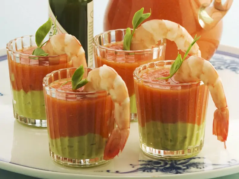 Kalte spanische Gemüsesuppe mit Shrimps