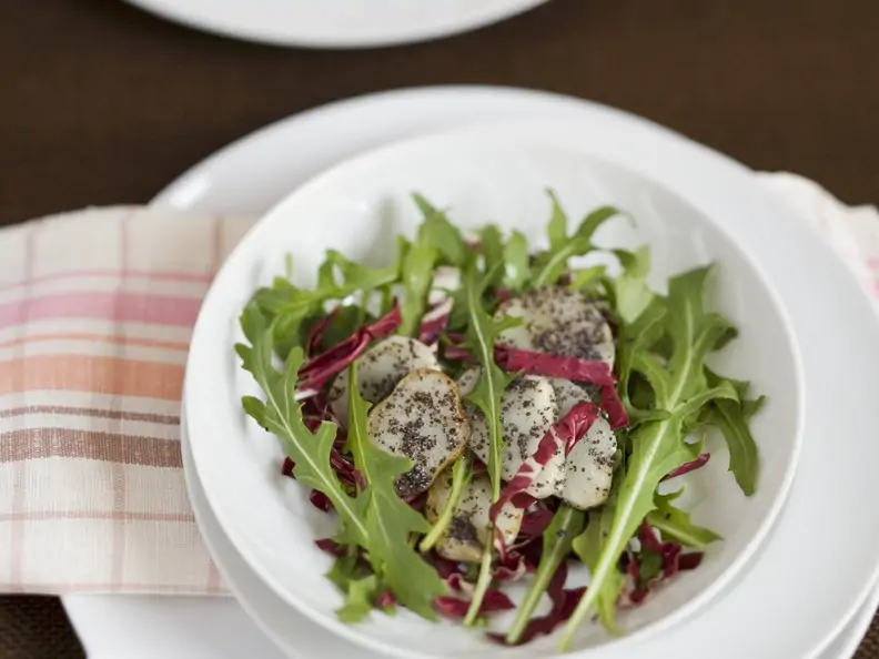 Salat mit Topinambur, Rauke und Radicchio