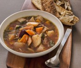 Suppe aus Wurzelgemüse mit knackigem Knoblauchbrot