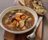 Suppe aus Wurzelgemüse mit knackigem Knoblauchbrot