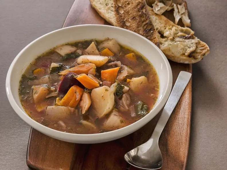Suppe aus Wurzelgemüse mit knackigem Knoblauchbrot