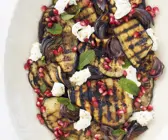 Aubergine vom Grill mit Mozzarella und Granatapfel