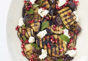 Aubergine vom Grill mit Mozzarella und Granatapfel