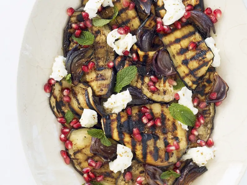 Aubergine vom Grill mit Mozzarella und Granatapfel