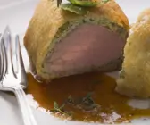 Kalbsfilet im Brotmantel mit Rotweinsoße