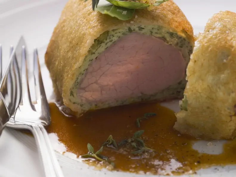 Kalbsfilet im Brotmantel mit Rotweinsoße