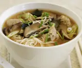 Nudel-Pilz-Suppe auf asiatische Art