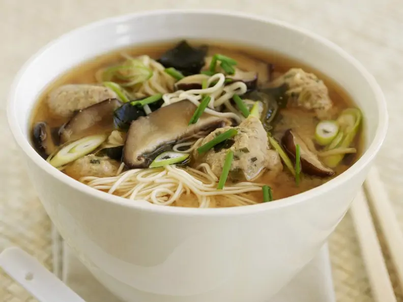 Nudel-Pilz-Suppe auf asiatische Art