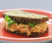 Vollkornsandwich mit Tomaten-Bohnen-Creme