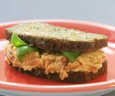Vollkornsandwich mit Tomaten-Bohnen-Creme