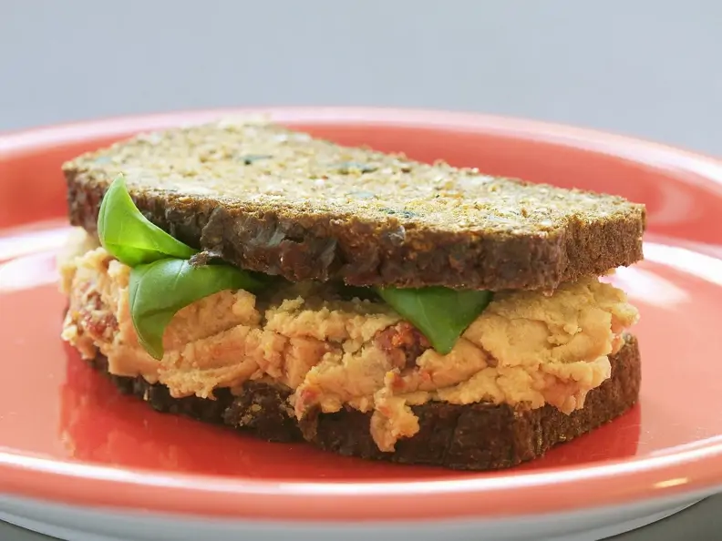 Vollkornsandwich mit Tomaten-Bohnen-Creme