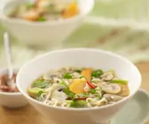 Gemüse-Nudel-Suppe auf asiatische Art