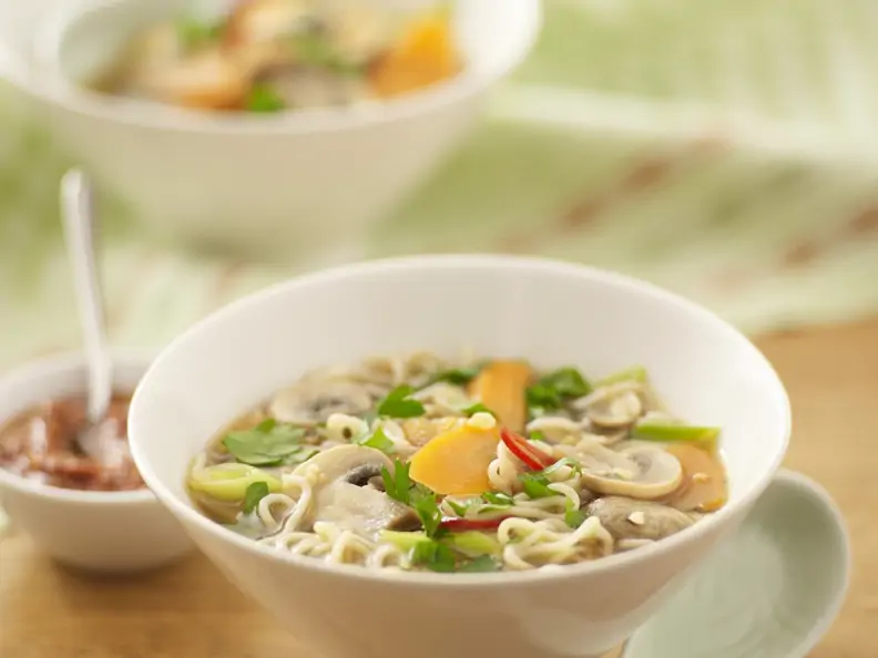 Gemüse-Nudel-Suppe auf asiatische Art
