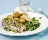 Lachs mit grüner Soße, Erbsen und Kartoffeln