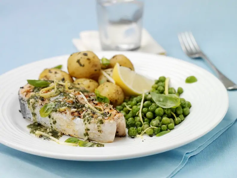 Lachs mit grüner Soße, Erbsen und Kartoffeln