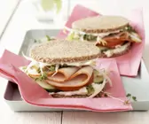 Vollkorn-Doppeldecker mit Putenschinken