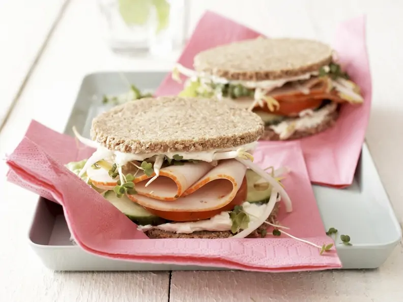 Vollkorn-Doppeldecker mit Putenschinken