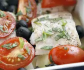 Seebarsch mit Oliven und Tomaten