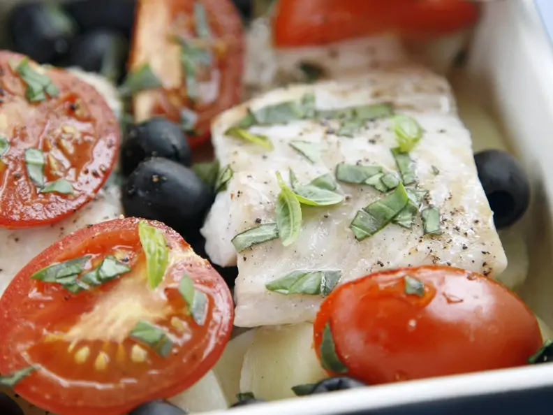 Seebarsch mit Oliven und Tomaten