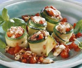 Zucchinistreifen mit Mozzarella und Tomate