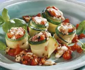 Zucchinistreifen mit Mozzarella und Tomate