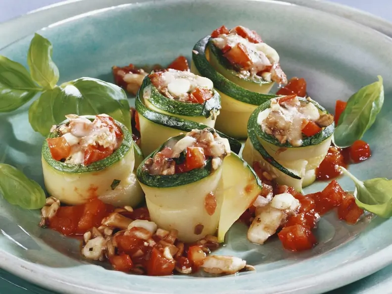 Zucchinistreifen mit Mozzarella und Tomate