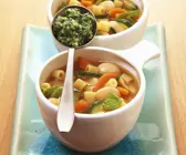 Gemüse-Nudel-Suppe mit Pesto