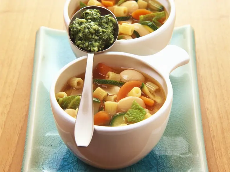 Gemüse-Nudel-Suppe mit Pesto