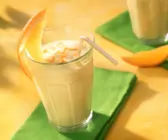 Buttermilch mit Orange und Avocado