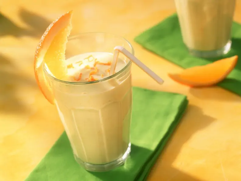 Buttermilch mit Orange und Avocado