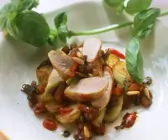 Salat von Bratkartoffeln, Kaninchen und Pinienkernen, dazu Basilikum
